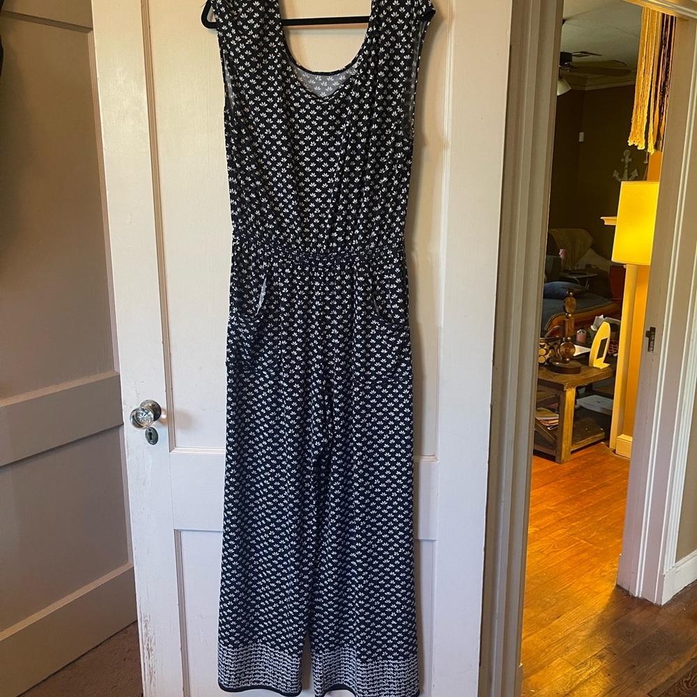 Daisy printed Jumpsuit XL only worn a few times. Stretchy. Wide legged